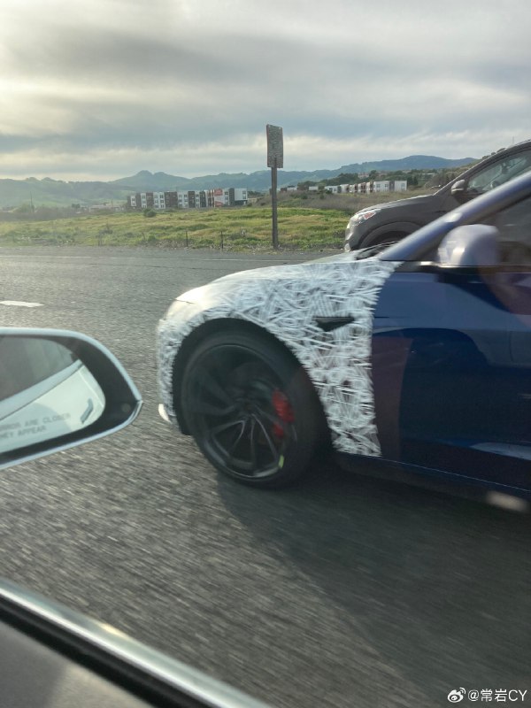 这是一辆路测中的 Model 3 Ludicrous，这辆车的空气动力学轮毂罩已经被取下，可以看到刹车组件的完整体。配图