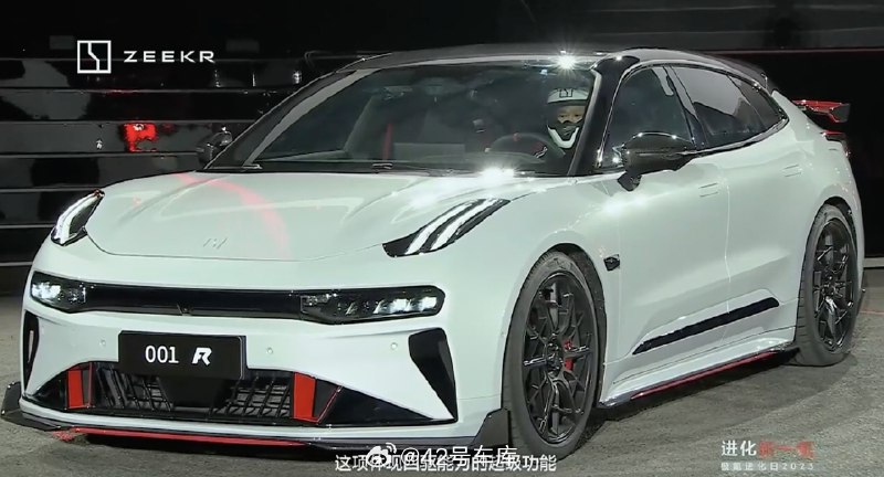 全球第一辆能做「坦克掉头」的猎装车，极氪 001 FR。配图