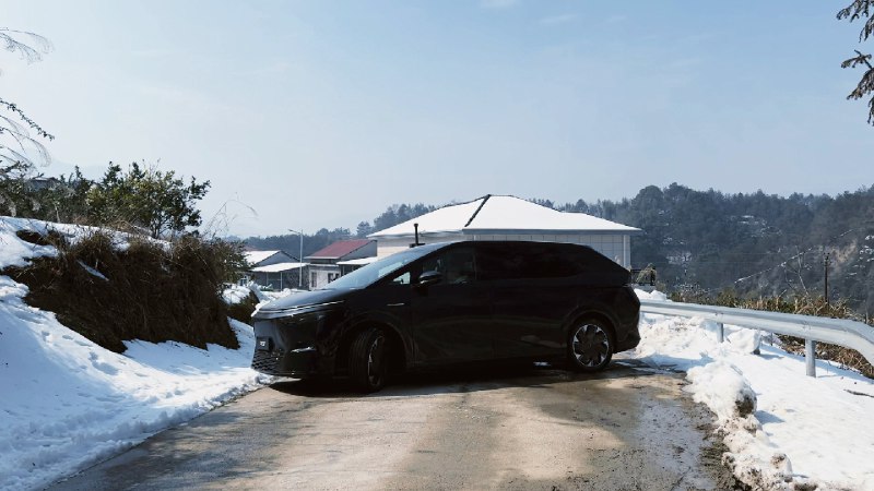 小鹏X9这么大的车，因为有后轮转向，转弯半径只有5.4米，比Model Y 还要小0.1米，所以路上调头的时候太从容了配图