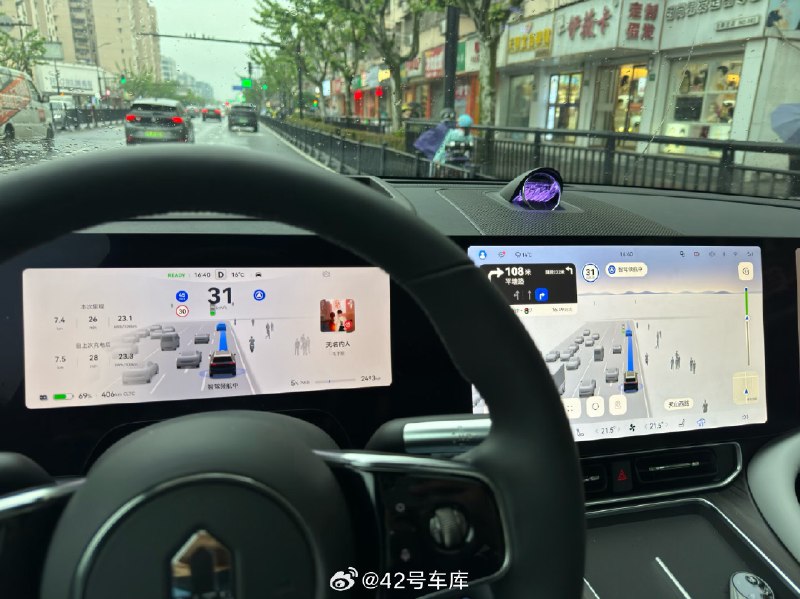 问界 M9 新版本上智驾 SR 界面可以在大屏幕上显示了，简单体验一下，大屏幕上整体显示的清晰度是要优于仪表屏的。配图