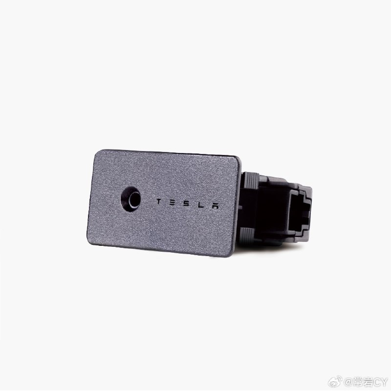 特斯拉在中国全新推出定制迎宾灯、牌照框等多款官方配件，现已于官方在线商店及特斯拉天猫、京东官方旗舰店等渠道同步发售。配图