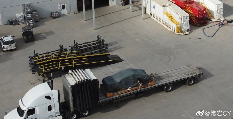 Giga Texas有一辆Cybertruck下线，疑似已经开始试生产。配图