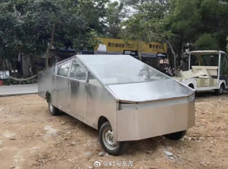 车库群里有车主发出来的「山寨版 Cybertruck」，大家觉得是不是有几分神似？😲配图