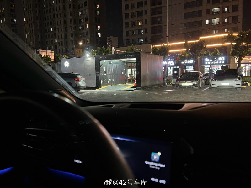晚上来换个电开启新的一周，周日换电人还是比较多的，这个点 70/75 度电池都没有满的，不过我这辆老 ES6 有终免不限，问题不大，换块电量最高的就行了，没必要等充满。配图