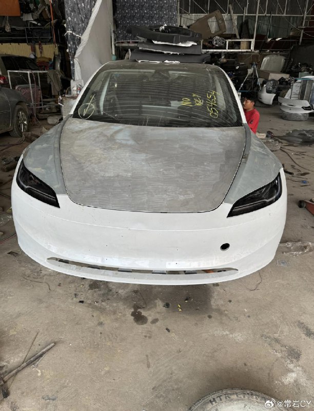 一位 2018 款 Model 3 的用户正在研究怎麼把自己的車的前臉改裝成最新的 2024 款的樣子,看起來工作量還不算大……配圖