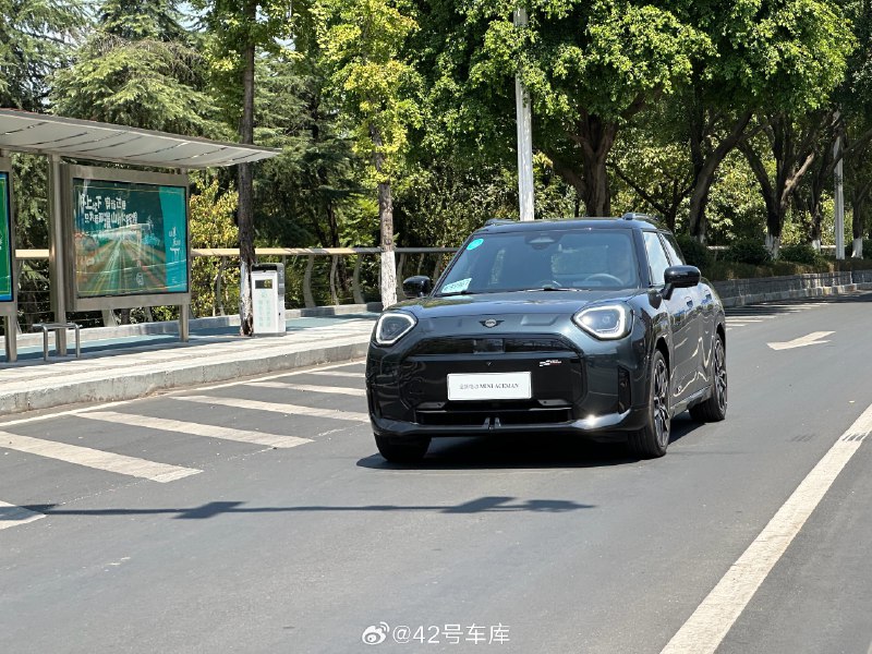 跟大家聊聊在重庆试驾 MINI ACEMAN 的感受，试驾车是赛车手版，尾巴标带 S 的，最大动力是 160 kW，330 N·m 的扭矩，官方的百公里加速是 7.3 秒。市区内的加速的体验是要比 B48 的 2.0T 来得更快，但是面对现在动辄 300、400 kW 的纯电车来看，MINI 的强项绝对不是加速，而是在驾驶乐趣上。配图