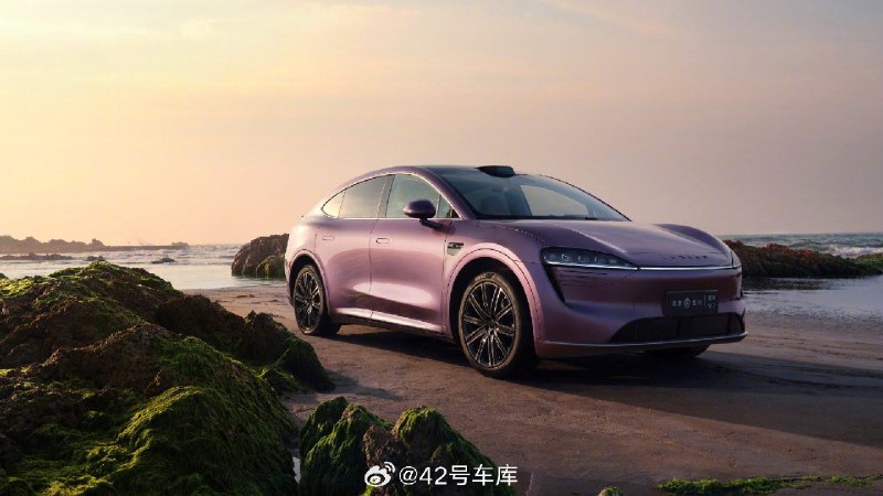 端午假期后的第一个工作日，余承东在微博上官宣了智界第二款车型 R7。配图
