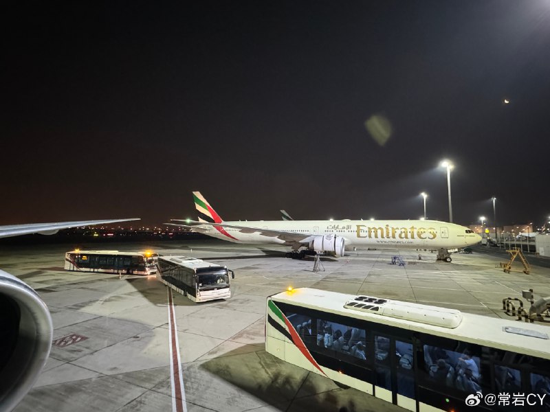 面对 21 世纪的国际航空需求，波音和空客曾经有不同的看法，A380 认为应该是大的枢纽城市之间的通勤，接着用小飞机来分流，而 787 则用点到点的干线通勤能力作为回答。配图