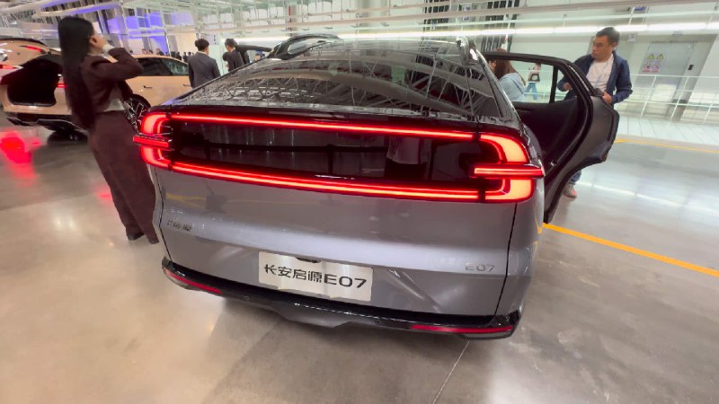还是第一次见到长安「Cybertruck」 - 启源 E07 的实车，现场围了超多人。配图