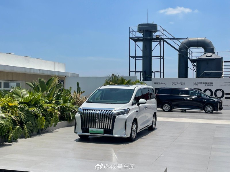 上次参加魏牌高山 DHT-PHEV 的活动，还有几张外观图。配图
