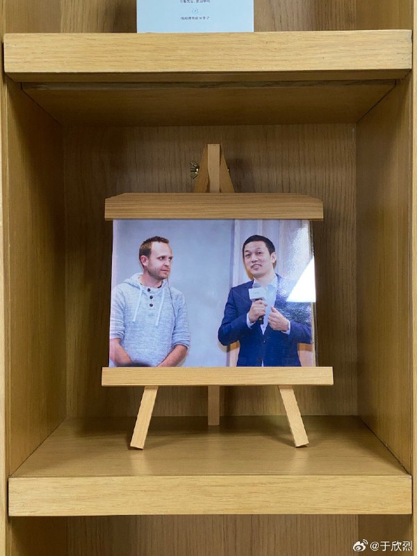 這部發展史也是世界變化的縮影。//@不是鄭小康:第一個男子 Jamie Carlson，前蔚來自動駕駛副總裁、特斯拉 Autopilot 固件經理、Apple Car 項目成員，我在那個活動上代表 42 號車庫採訪了 Jamie，他和章建勇、任少卿串起來就是一部 NIO Pilot 發展史。配圖