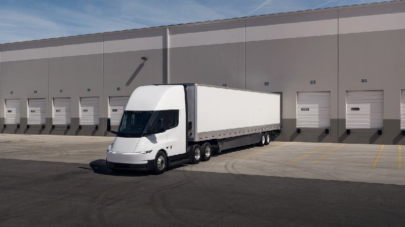 Alyath 推出 Tesla Semi 按月订阅服务配图