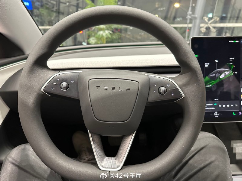 去试驾了下焕新版 Model 3，有两个关于转向灯的点跟大家分享一下：配图