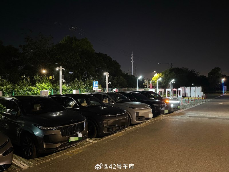 抓住一位野生车主😄//@大器cheng:C 我看见我的车了配图