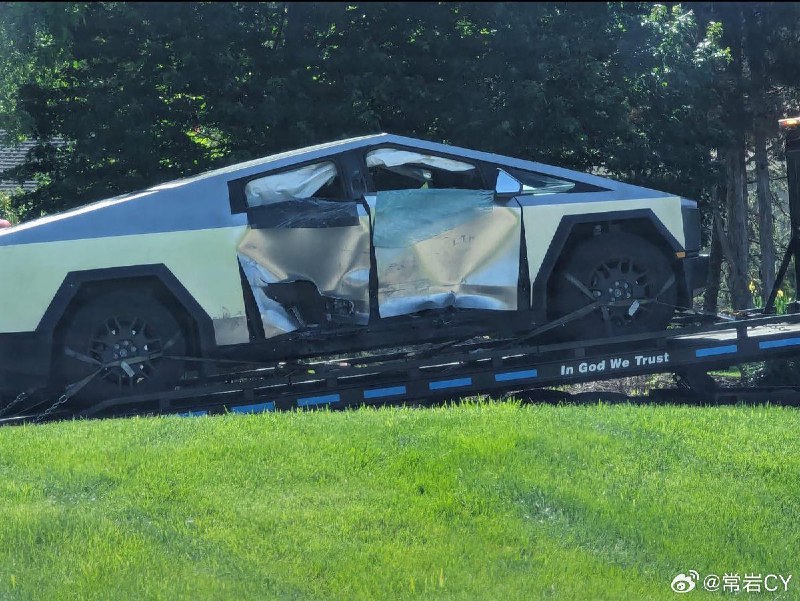 Cybertruck 战损加一。配图