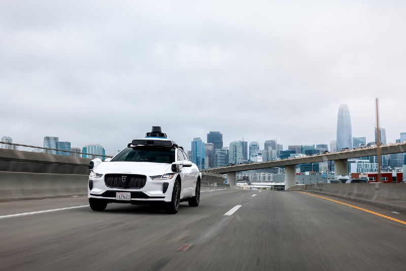 TechCrunch Mobility 梳理 Robotaxi 交通执法与罚单难题配图