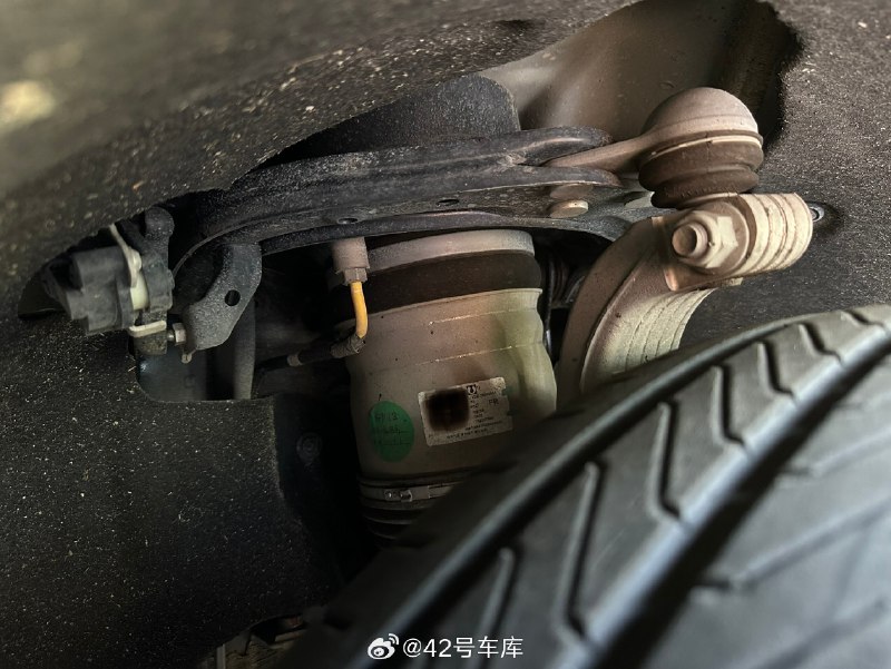 最近在试驾腾势 N7，并且拿到的还是「雾语蓝」的配色，比较年轻活泼。配图