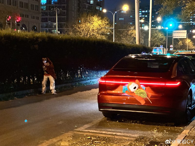 之前因为连着出差停在路边，我的ET7被划了好几道，颇为心疼。配图