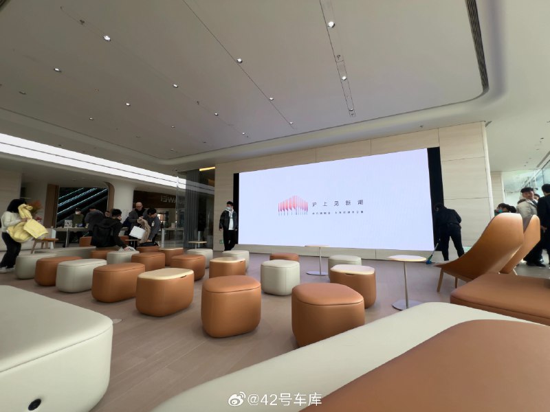 今天来打卡将于 12 月 30 日在上海开设的史上最美华为旗舰店，这是华为在上海的第二家旗舰店，位于上海前滩太古里，营业面积超过 1800 平米，无论是外立面还是内部设计都充满艺术感。配图