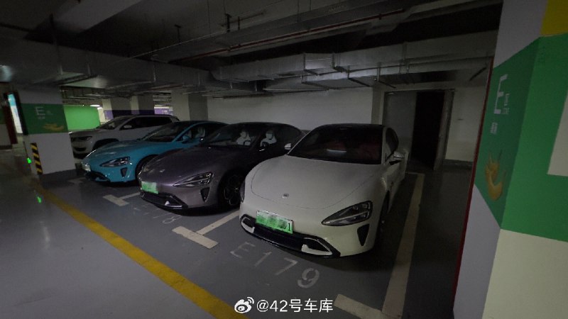 车库地库罕见三小米排排坐，刚好也是三个不同颜色🤔配图