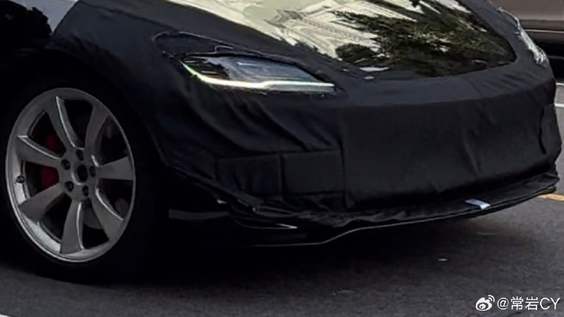 一辆改款的Model 3 Performance频繁地在湾区附近出现，目前看很鲜明的特点是车头前唇的造型做了变化。配图