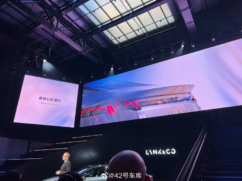 外观上 Z10 有一个很特殊的设计元素配图