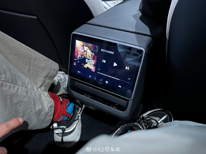 新 Model 3 终于来车库了，是一台长续航焕新版，指导价 29.59 万元，选装完 31.79 万元。配图