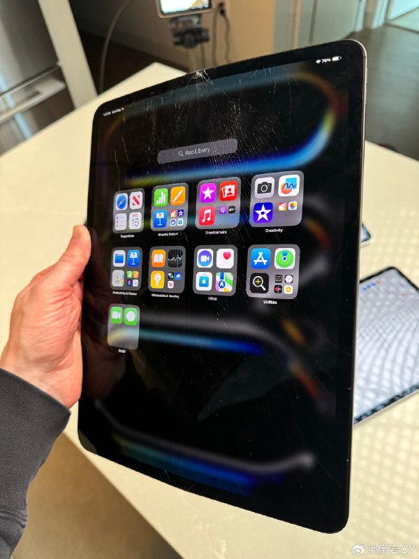 全新一代 iPad Pro 发布之后，由于它更薄了，海外博主们前赴后继地做起了抗弯折测试。配图
