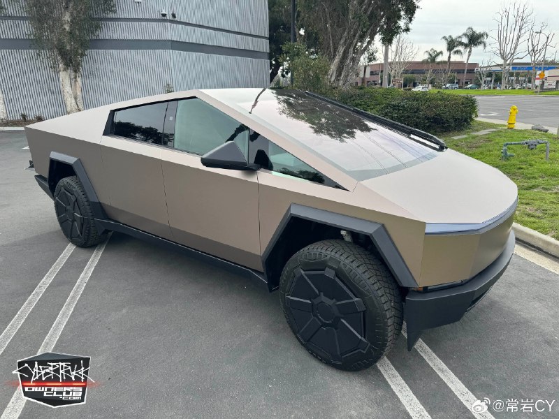 这就是价值 6500 美元的特斯拉官方 Cybertruck 玫瑰金贴膜的上身效果。配图