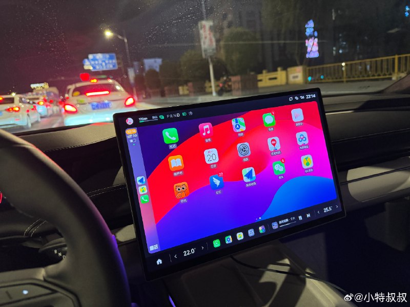短评CarPlay For 小米SU7体验：非常佩服这份小米脱裤子放Apple屁的勇气。配图