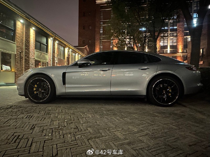 回家路上又遇见这辆保时捷，确实是非常耐看，忍不住拍了一个侧面。配图