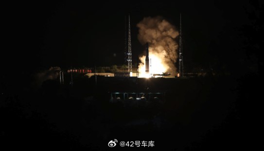 今天凌晨，吉利星座 03 組衞星發射升空，10 顆衞星順利進入預定軌道，目標是讓全球車主永不失聯。配圖