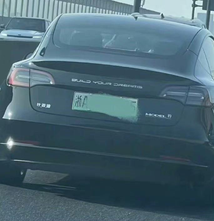 Someone is stuck between Tesla and BYD. https://t.co/rlu42qnNPl配图