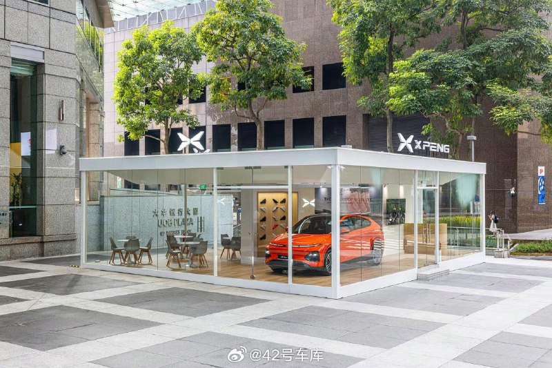 前几天，小鹏汽车在新加坡中央商务区的大华银行广场开设了一家快闪店，提供小鹏 G6 的试驾体验。在现场，可以体验该车型的空间舒适感、智能交互和智驾系统。配图