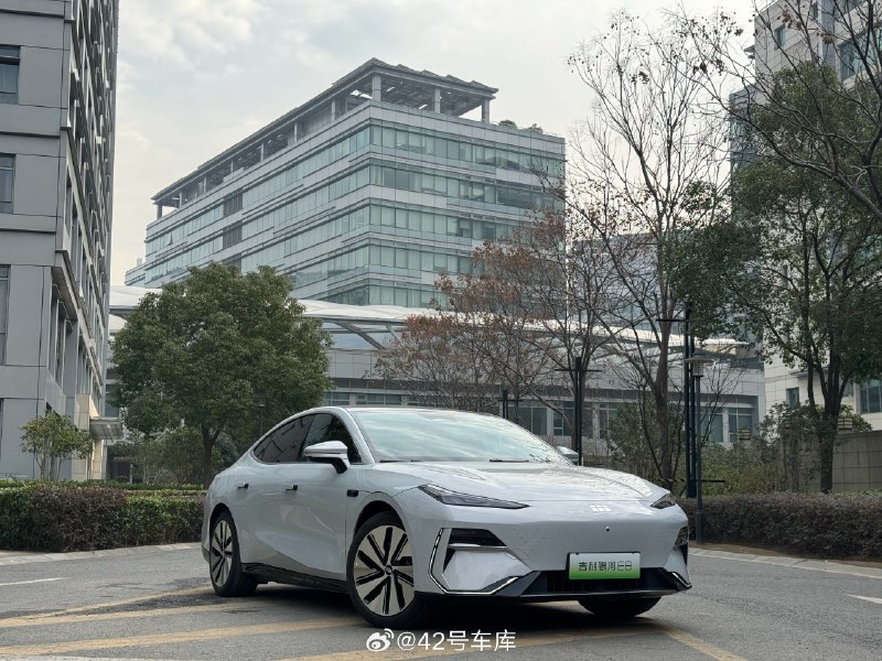 最近深度体验了下即将要上市的吉利银河 E8，先来说从智能和氛围上的感受。配图