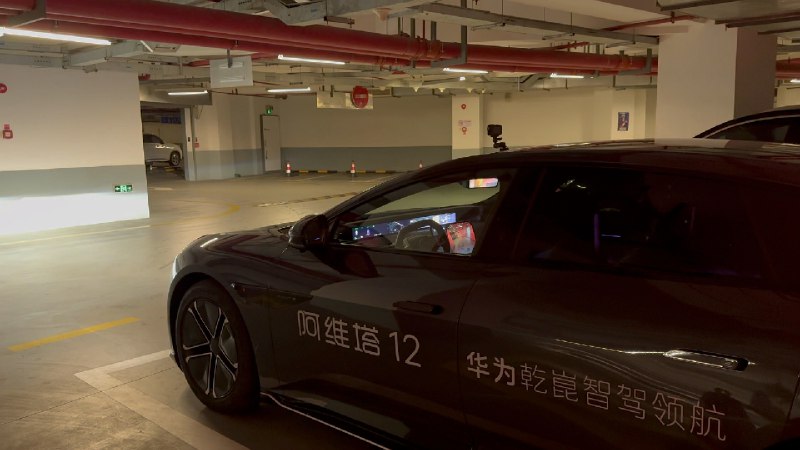 华为乾崑智驾 ADS3.0 已经更新，车位上有障碍物，下车移走还能自动泊车，来看实测体验⬇️配图