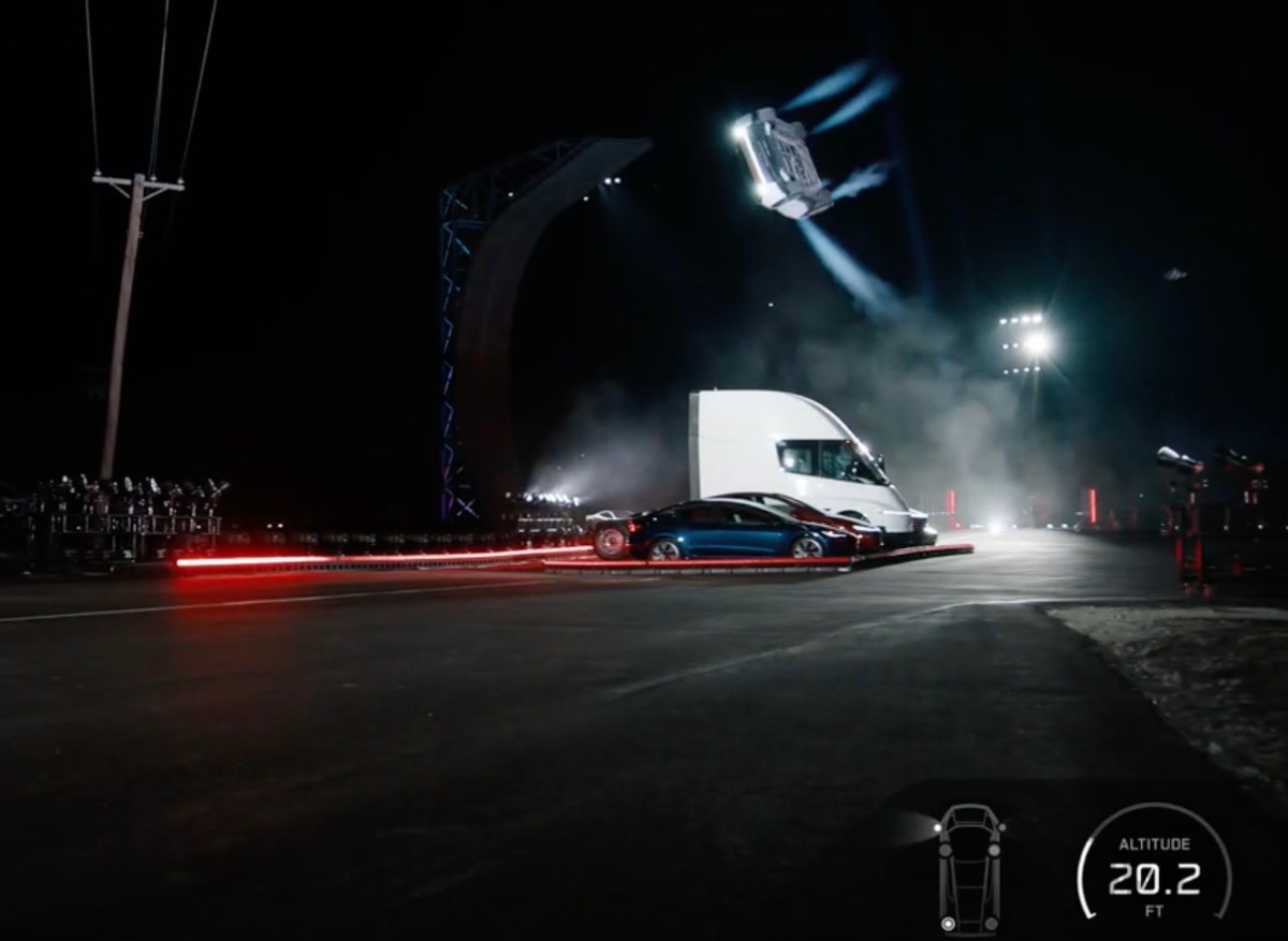 特斯拉发布 SpaceX 推进器版第二代 Roadster，现场演示跳跃与空中转向配图