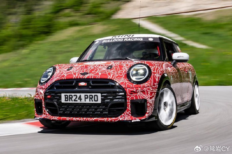 MINI 将在今年 Q3 带来全新的 JCW 版本，这次也会有纯电动力。配图