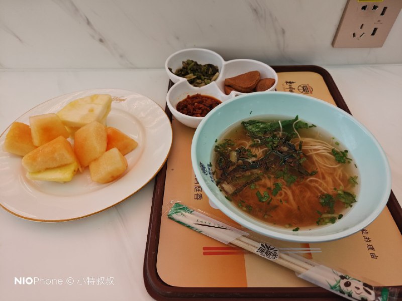 每次出差，吃完东航一碗面就下来逛逛这个 NIO House，拿两支 NIO Cafe。配图