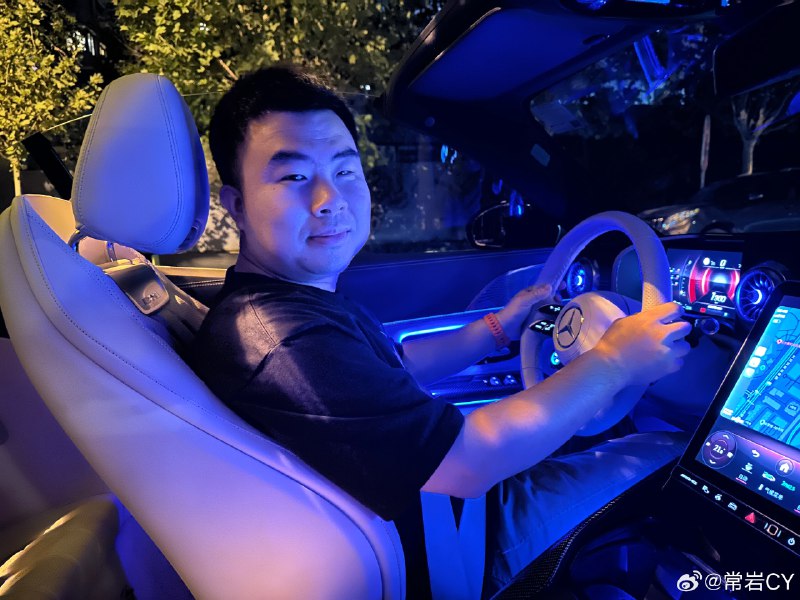 2017 年的时候我自己去美国出差，鬼使神差地连着租了三辆敞篷车，有一天晚上我和 difan 和悦悦王出去吃饭，我坐在后排上抬头一看，只见漫天繁星，当时我就跟他们夫妇说，敞篷车的意义可能就在此了。配图
