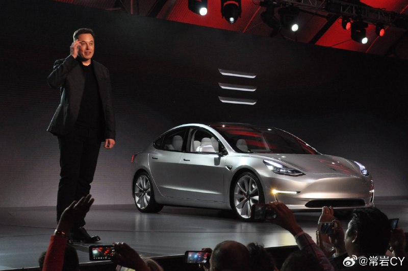 6年前的今天，特斯拉开始生产 Model 3。配图