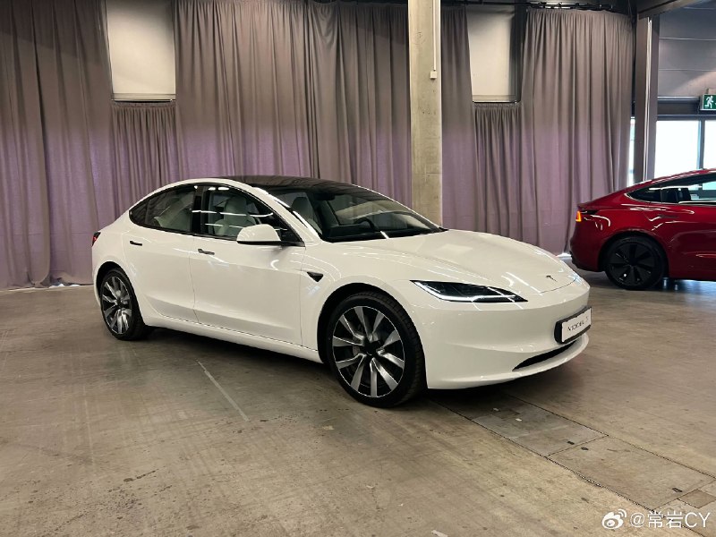 海外博主FullyCharged.SHOW称他们试驾了新款Model 3配图