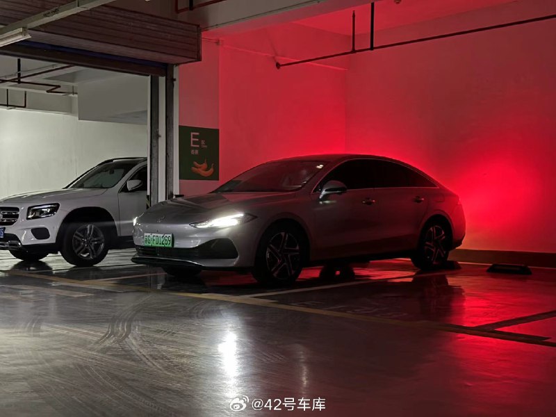 下班去车库准备开自己车走，这荣威 D7 DMH 啥时候悄无声息地到公司楼下了，那么今晚就借职务之便开 D7 DMH 走了。配图
