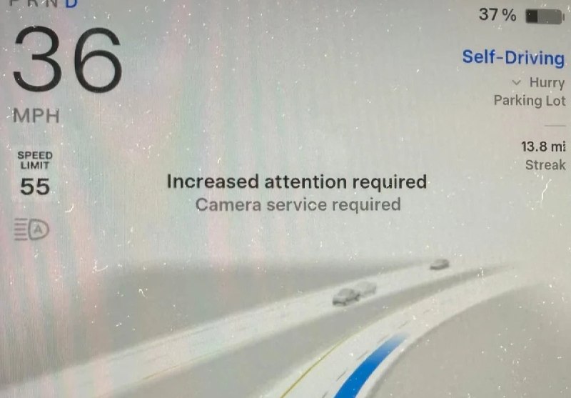 特斯拉 FSD v14.3.9 误报摄像头清洁提示，官方确认属软件 Bug配图