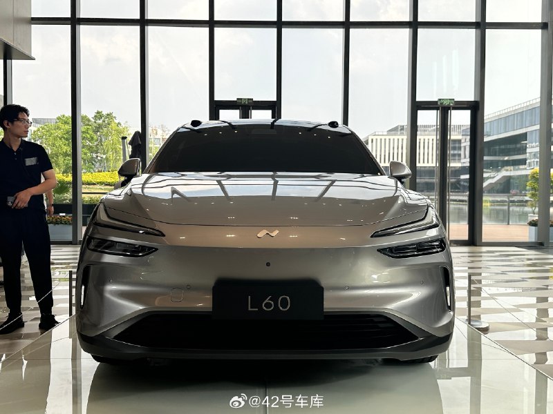 这款钛金灰实拍效果真不戳，很有质感，比橘红的品牌色更打动我。侧视图里的前后一致而不是刻意俯冲的高腰线设计挺有潮流感。车尾好看，尾箱上窄下宽有点儿楔形设计的感觉，这种力量和动感给尾部点睛了。配图