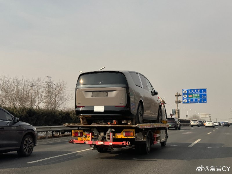 同事在北京四环上拍到的理想 MEGA 大象灰，和劳斯莱斯闪灵。配图