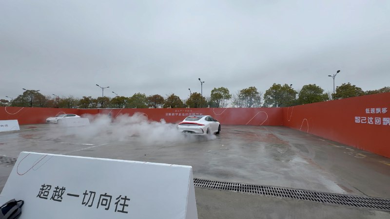 智己 L6 搭载「灵蜥」数字底盘之后，真是拥有不少黑科技。不仅能实现蟹行、原地出库、还能实现低速漂移…配图
