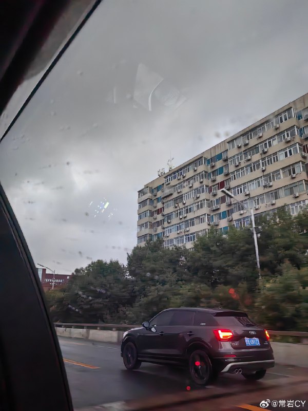 预告已久的大雨，正式开下。 北京·北京理工大学配图