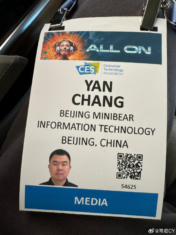 今年CES Badge加了一条新规则：丢了补办需要350美元[允悲]配图