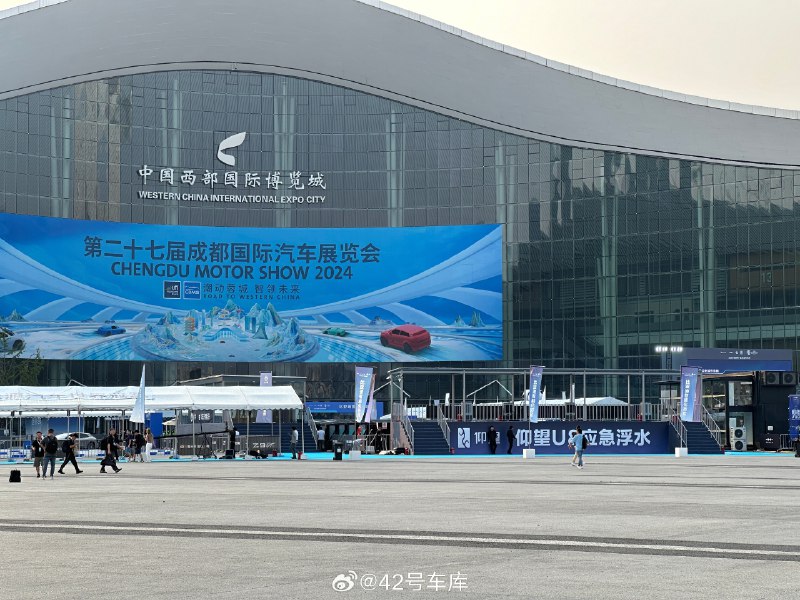 2024 成都车展，比亚迪仰望在展馆正当中的室外展台布置了一个非常大面积的水池，且水深达到了 1.6 m，用来测试 U8 的应急浮水功能。配图